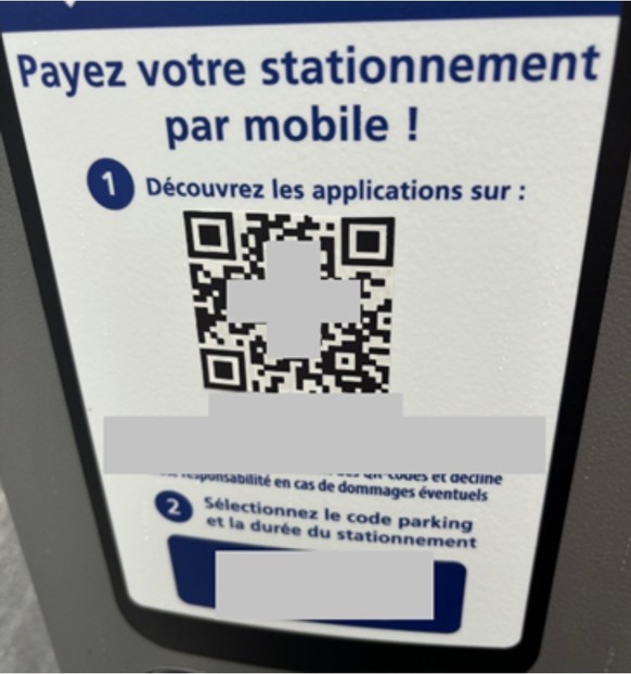 Überklebter QR-Code auf einem Parkautomaten in der Westschweiz.