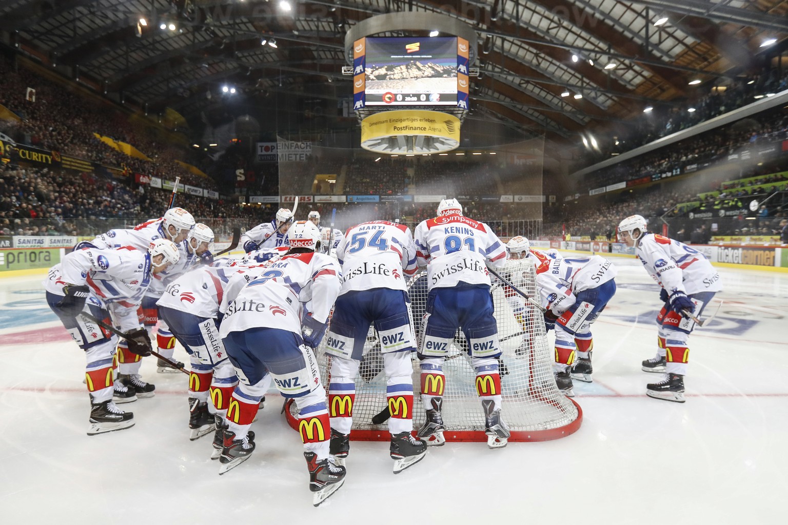 Zuerichs Spieler versammeln sich um Goalie Lukas Flueeler vor dem dritten Eishockey Playoff-Halbfinalspiel der National League zwischen dem SC Bern und den ZSC Lions, am Samstag, 31. Maerz 2018, in de ...