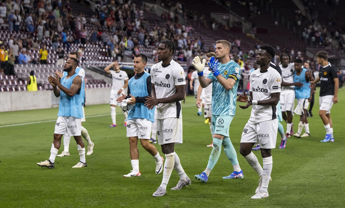 Les joueurs bernois remercient leur supporters, lors de la rencontre de football de Swiss Super League entre le Servette, SFC, et le Young Boys, YB, ce mercredi 24 juillet 2024 au Stade De Geneve a Ge ...