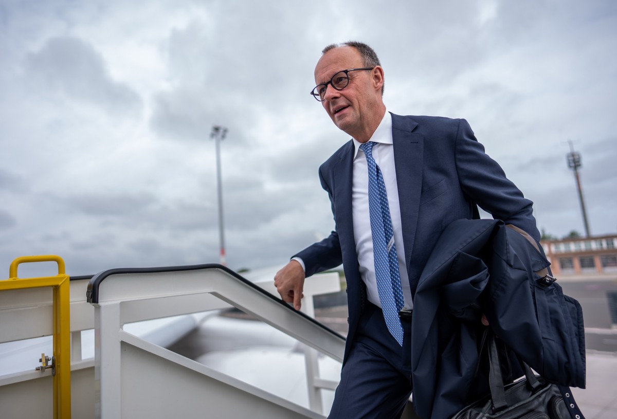 dpatopbilder - 22.05.2025, Brandenburg, Sch�nefeld: Bundeskanzler Friedrich Merz (CDU) steigt in ein Flugzeug der Flugbereitschaft der Luftwaffe, um nach Litauen zu fliegen. Merz und Verteidigungsmini ...