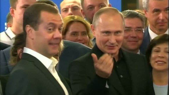 radar-reuters Russlands Präsident Wladimir Putin und Ministerpräsident Dmitri Medwedew konnten am Sonntag beim Besuch in der Parteizentrale zufrieden sein.
Die Regierungspartei Einiges Russland hat mi ...