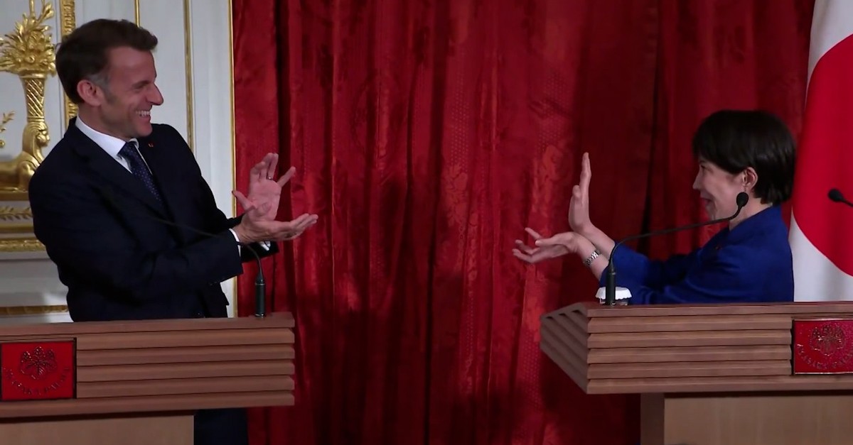 Macron und Japans Premierministerin nehmen Pose aus Manga «Dragon Ball» ein