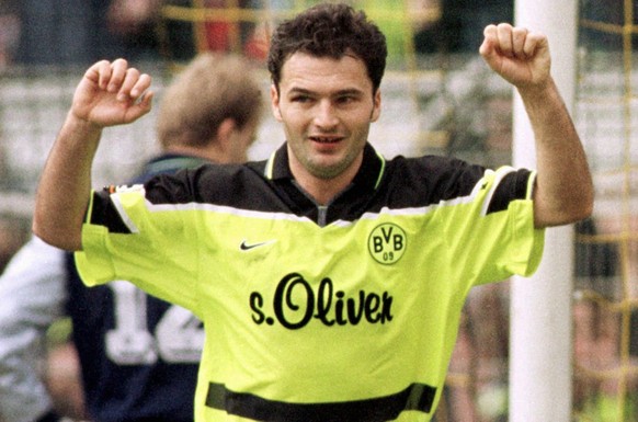 Stephane Chapuisat jubelt nach seinem Treffer zum 1:0 beim Fussball-Bundesligaspiel Borussia Dortmund - MSV Duisburg am Samstag (28.03.1998) im Dortmunder Westfalenstadion. Der Schweizer erzielte beim ...