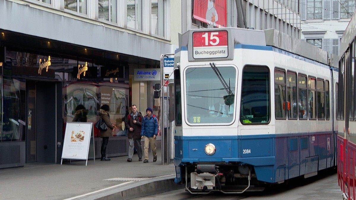 Kaum wieder in Fahrt, wird die Tramlinie 15 wieder eingestellt. Grund dafür ist ein massiver Personalengpass. Zurzeit fehlen den VBZ wegen Krankheitsausfällen rund 120 Vollzeitstellen. Pendler sind we ...