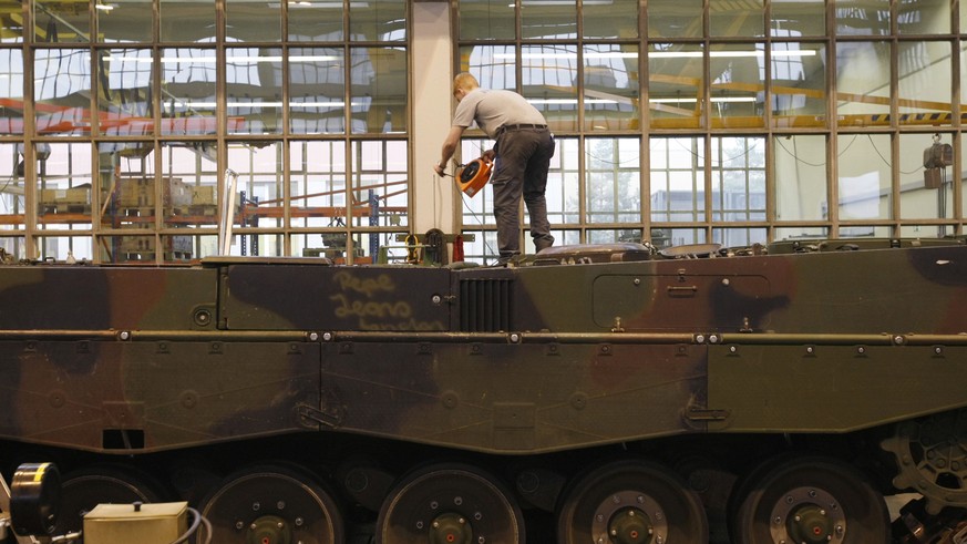 Ein Arbeiter bei Werterhaltungsarbeiten an einem Leopard-Panzer. Die Schweiz exportiert am häufigsten Panzer ins Ausland.  