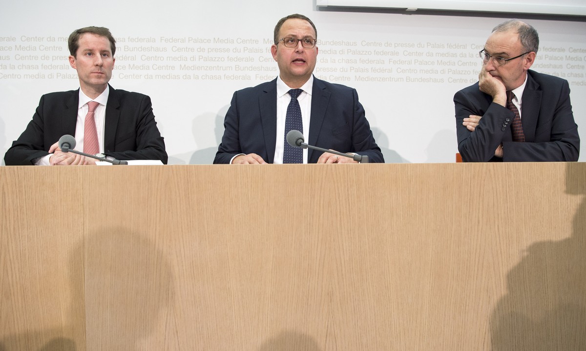 Thomas Aeschi, Norman Gobbi und Guy Parmelin, von links, von der SVP werden als Bundesratskandidaten vorgestellt, am Freitag, 20. November 2015, in Bern. Die Bundesversammlung waehlt am 9. Dezember 20 ...