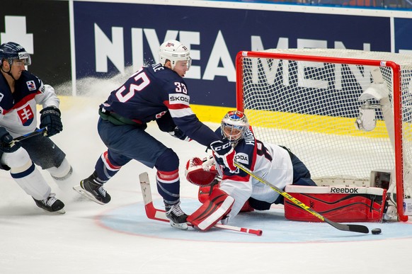 Ostrava, 12.5.2015, Ice Hockey IIHF World Championships, USA - Slovakia, Charlie Coyle (USA) tries to score in front of Goalie Julius Hudacek (SVK). (Robert Hradil/EQ Images)