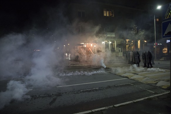 Rund 200 Personen versammelten sich vor der Polizeistation, in der ein Oppositioneller festgehalten wurde.