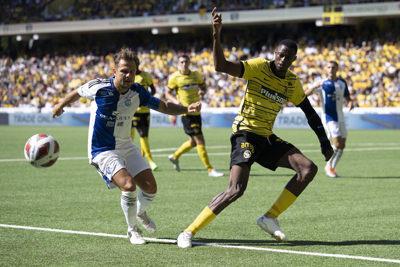 GCs Amir Abrashi, links, gegen YBs Mohamed Ali Camara, rechts, im Fussball Meisterschaftsspiel der Super League zwischen dem BSC Young Boys und dem Grasshopper Club Zuerich, im Stadion Wankdorf in Ber ...