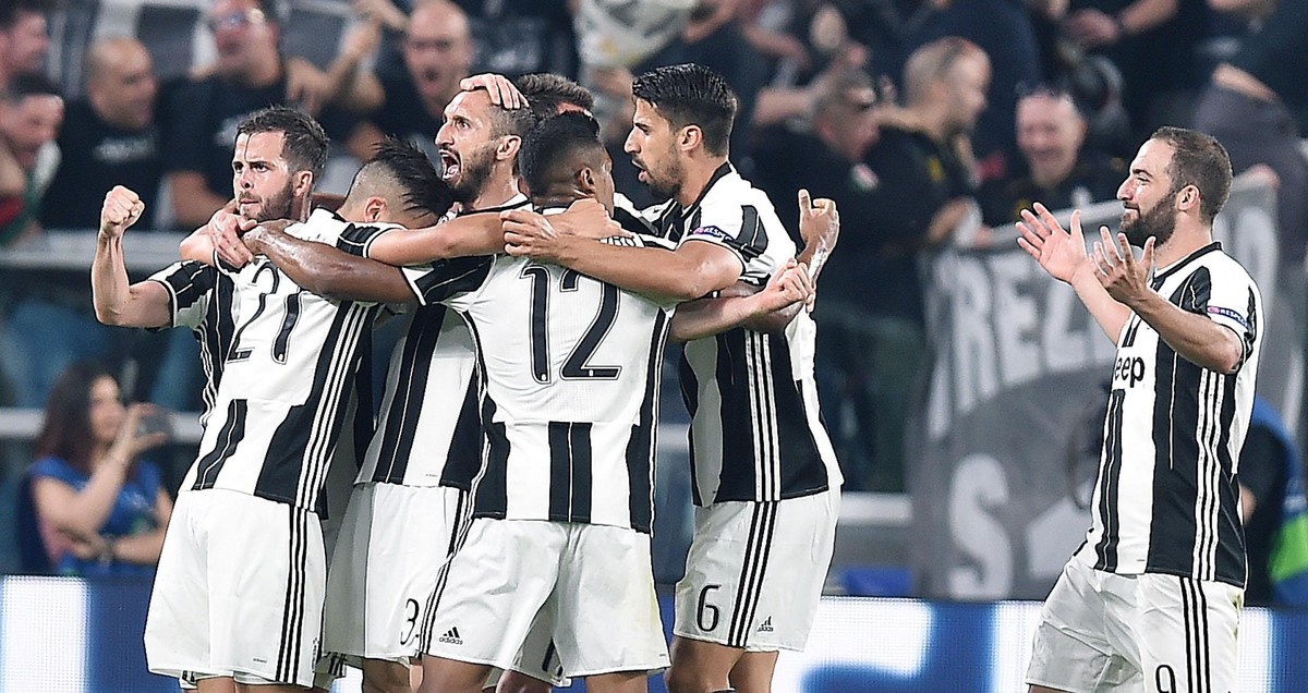 epa05903488 Juventus' Giorgio Chiellini (3-L) jubilates with team mates after scoring the 3-0 goal during the UEFA Champions League quarter final first leg soccer match between Juventus FC and FC ...