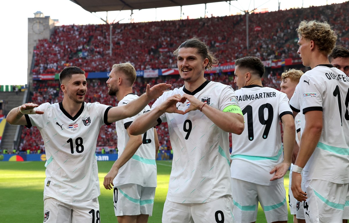 epa11437217 Marcel Sabitzer (C) of Austria celebrates with teammates after scoring his team's third goal during the UEFA EURO 2024 group D match between Netherlands and Austria, in Berlin, German ...