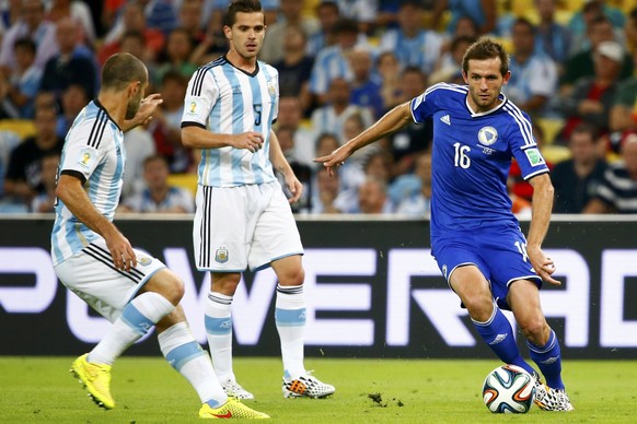 Senad Lulic mit Bosnien gegen Argentinien an der WM 2014 in Brasilien.