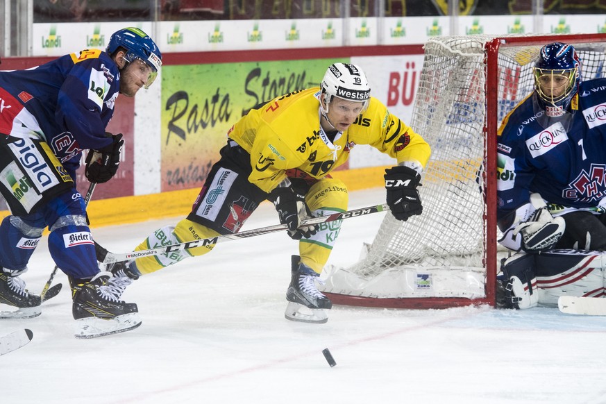 Biels Verteidiger Kevin Fey, links, SC Bern Stuermer Ryan Lasch, Mitte, und Biel Torhueter Jonas Hiller, rechts, kaempfen um den Puck, waehrend dem Eishockey Meisterschaftsspiel der National League A  ...