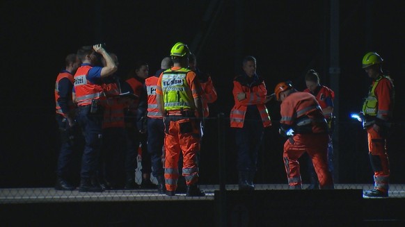 Die Einsatzkräfte untersuchen den Unfallort.