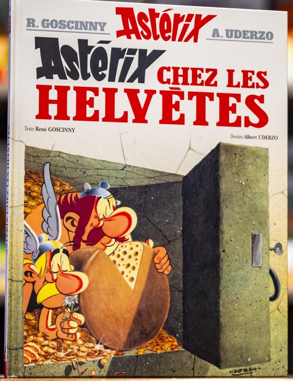 Un album d'Asterix (Asterix chez les Helvetes) est visible lors d'une visite de presse de la nouvelle exposition Asterix le mercredi 2 avril 2025 au Chateau de Saint-Maurice. (KEYSTONE/Jean- ...
