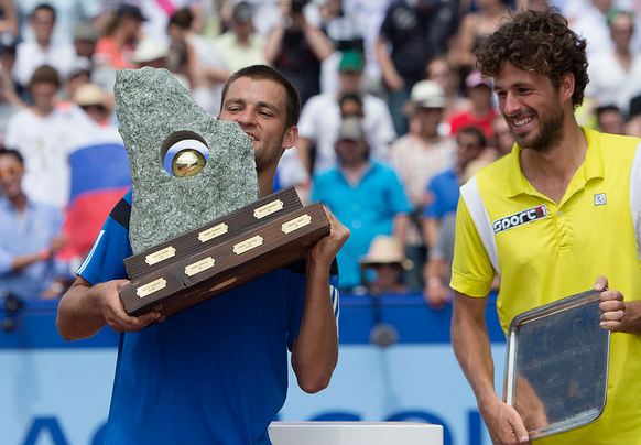 Wetten, dass sich Michael Juschni die Handgelenke verstaucht hat? Dann lieber die Silberplatte für den Finalverlierer, die gibt's auch in jedem Hauswarengeschäft. Pokal: ATP-Turnier in Gstaad.