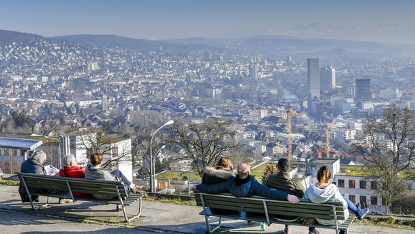 Menschen geniessen das Prachtswetter im Unterland auf der Waid in Zurich mit Blick auf die Stadt Zuerich am Mittwoch, 15. Februar 2017. (KEYSTONE/Walter Bieri)
