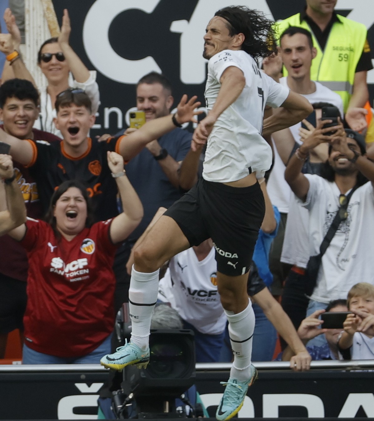 epa10245336 Valencia's striker Edinson Cavani celebrates after scoring the 1-1 goal during the Spanish LaLiga soccer match between Valencia CF and Elche CF held at Mestalla Stadium, in Valencia,  ...
