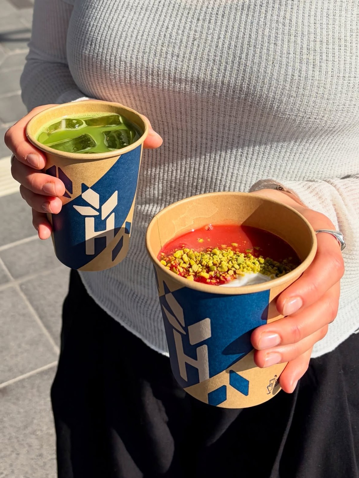 En Allemagne, Haferkater propose également des bowls à base d’avoine, des gâteaux, des wraps, des salades, des sandwichs, du café et d’autres boissons.