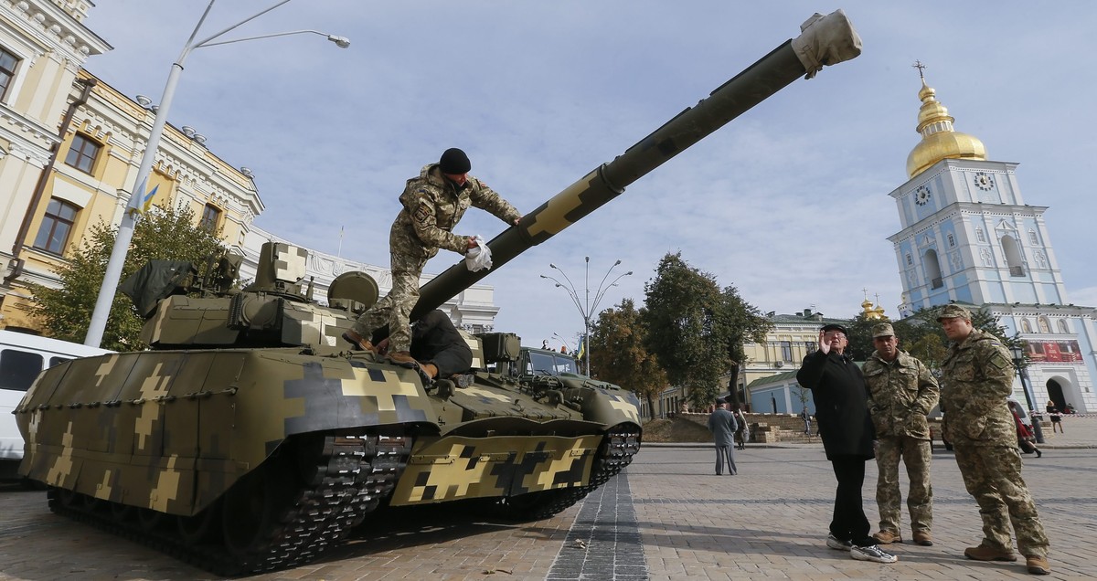 epa04975930 Ukrainian servicemen prepare a T-84 'Oplot' tank to be displayed on the Mikhailovskaya square in Kiev, Ukraine, 13 October 2015 in preparation of the upcoming 'Defender of t ...