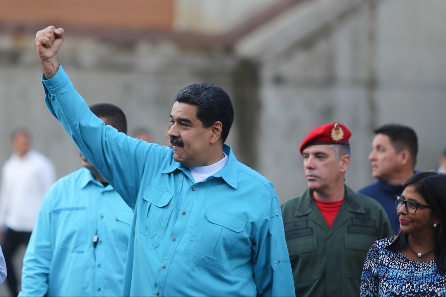 epa06344978 A handout photo made available by the Miraflores Press Office shows Venezuelan President Nicolas Maduro (C) gesturing during a governmental event in Caracas, Venezuela, 22 November 2017, w ...