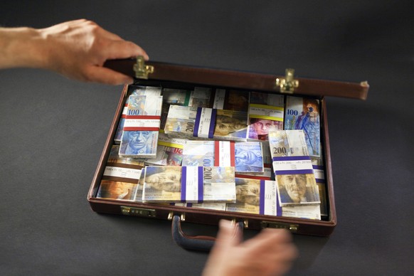 [EDITOR&#039;S NOTE: Topical image, posed picture with fake money] A briefcase with bundles of fake banknotes of Swiss Francs, pictured on July 21, 2011. (KEYSTONE/Martin Ruetschi)