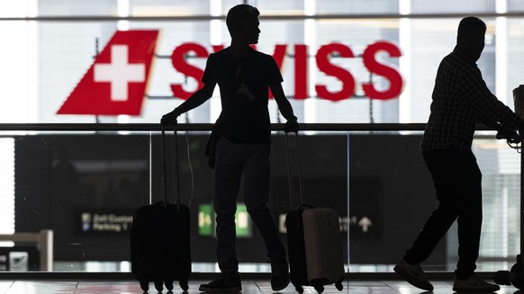 ARCHIVBILD ZU DEN QUARTALSZAHLEN VON SWISS --- Menschen warten am Flughafen auf ihren Abflug in die Ferien, aufgenommen am Freitag, 8. Juli 2022 auf dem Flughafen in Zuerich. (KEYSTONE/Ennio Leanza)