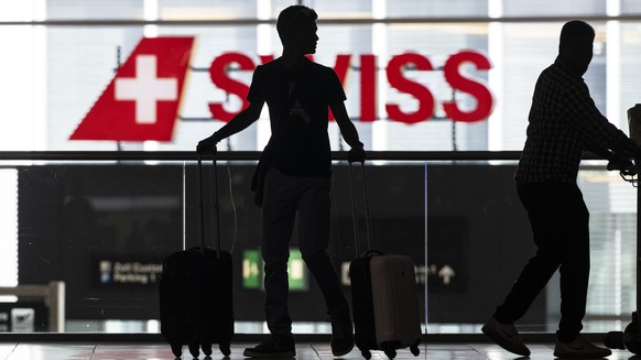 ARCHIVBILD ZU DEN QUARTALSZAHLEN VON SWISS --- Menschen warten am Flughafen auf ihren Abflug in die Ferien, aufgenommen am Freitag, 8. Juli 2022 auf dem Flughafen in Zuerich. (KEYSTONE/Ennio Leanza)