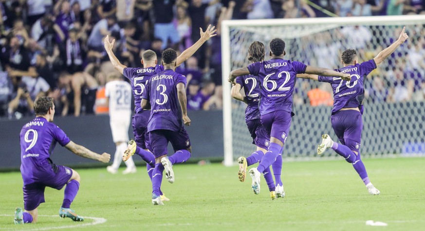 epa10138948 Anderlecht players react winning the penalty shoot-out 4-1 during the UEFA Europa Conference League match Play-offs, 2nd leg between Anderlecht and Bsc Young Boys in Brussels, Belgium, 25  ...