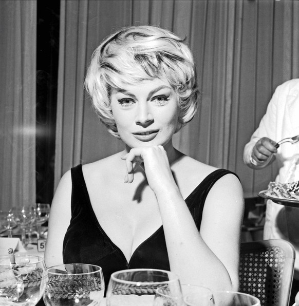 Saint-Vincent (AO), 01/01/1959 New Year s Eve Gala at the Tourist Center In pictures: the actress Anita Ekberg (Kerstin Anita Marianne Ekberg) !AUFNAHMEDATUM GESCHƒTZT! PUBLICATIONxINxGERxSUIxAUTxHUNx ...