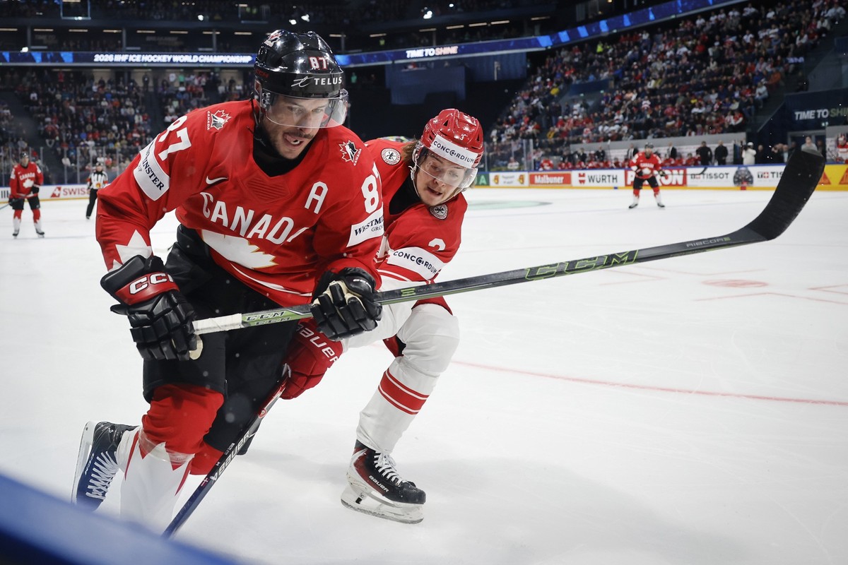 KEYPIX - Canada's Sidney Crosby, front, and Denmark's Malte Setkov in action during the 2026 IIHF Men's Ice Hockey World Championship preliminary round group B game between Canada and D ...