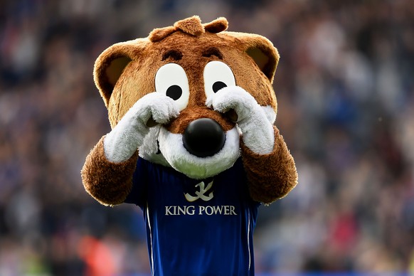 «Filbert», das Maskottchen von Leicester City, «weint» vor den ManU-Fans.