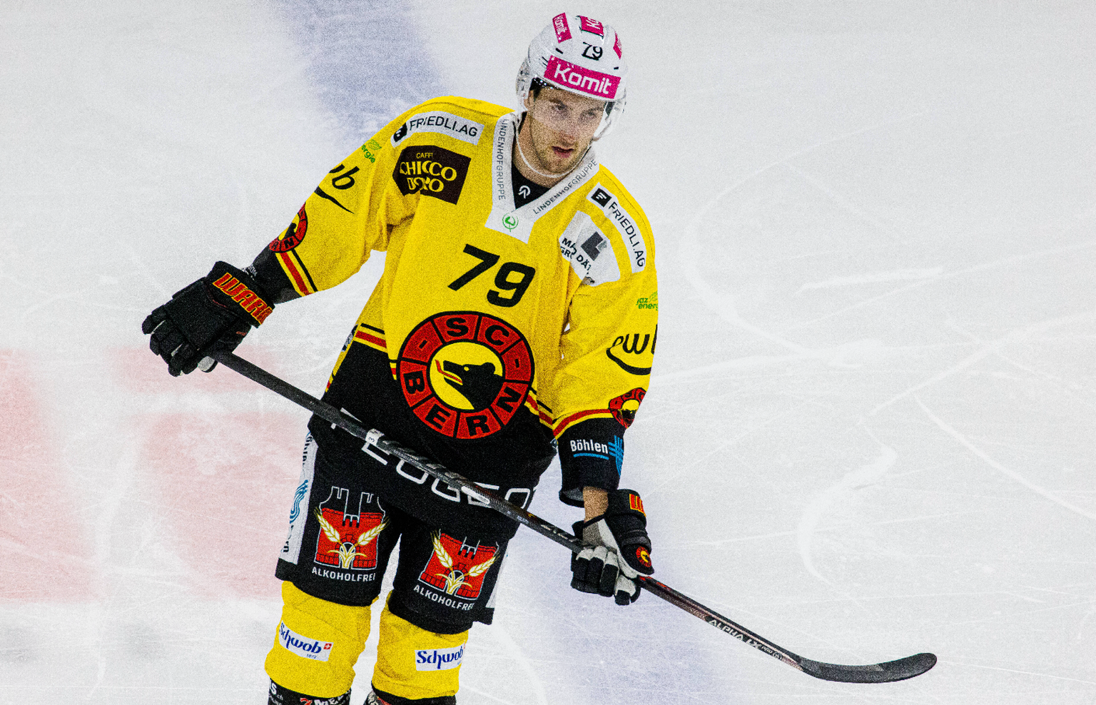 SC Bern Stürmer 79 Thierry Bader während dem Playoffqualifikationsspiel gegen den EHC Kloten. (Kloten, Schweiz, 24.09.2022) Eishockey *** SC Bern forward 79 Thierry Bader during the playoff qualifier  ...