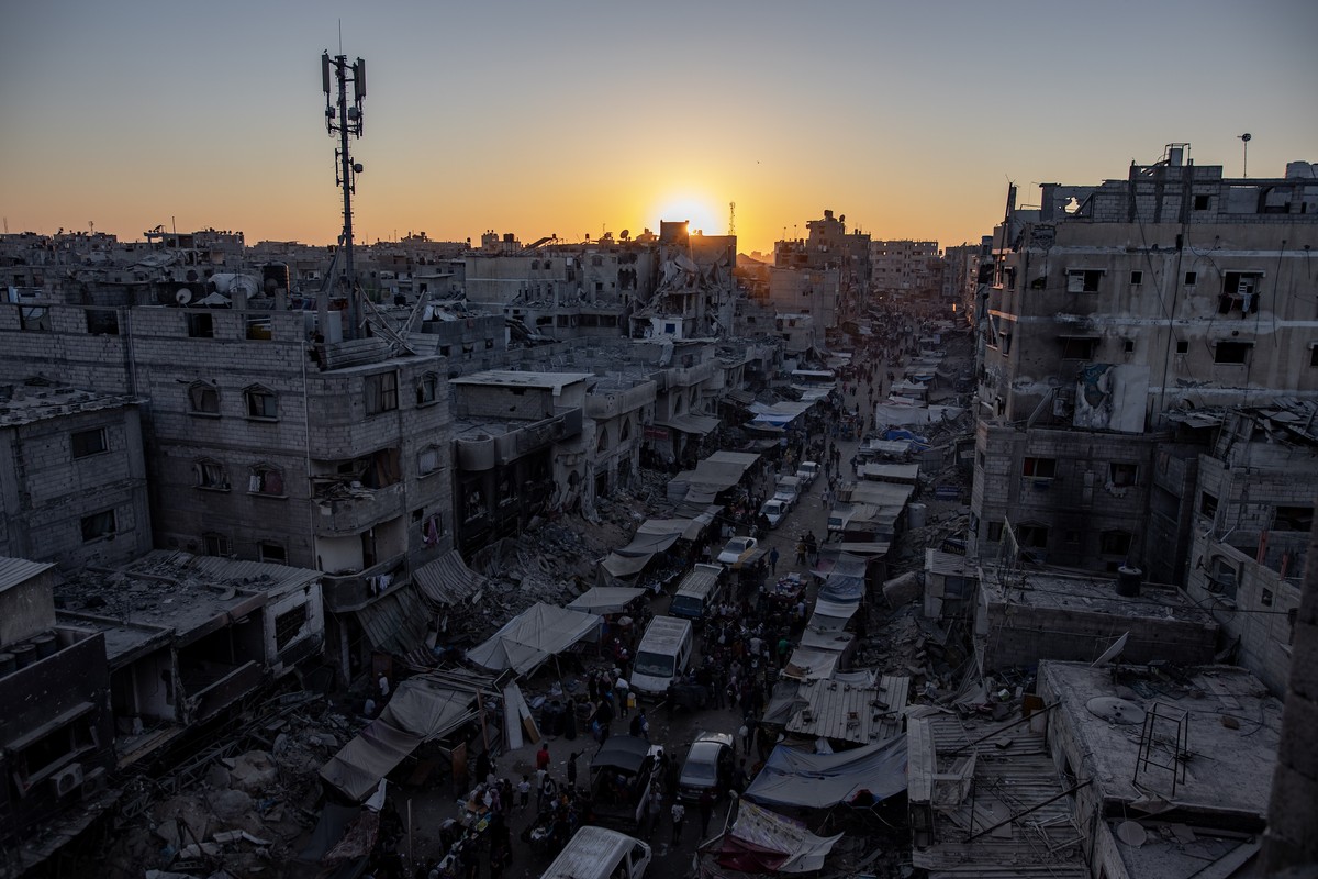 epa11537460 Palestinians flee from Khan Yunis after a new evacuation order was issued by the Israel Defense Forces (IDF), Khan Yunis camp in the southern Gaza Strip, 08 Aug 2024. Since 07 October 2023 ...