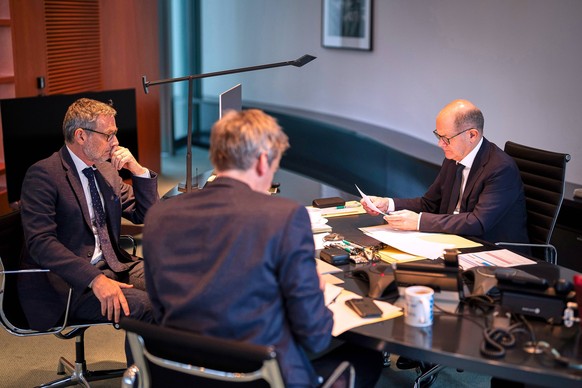 News Bilder des Tages Berlin, Deutschland, 15.11.2024: Bundeskanzleramt: Telefonat mit dem Pr�sidenten von Russland Wladimir Putin: Bundeskanzler Olaf Scholz SPD rechts, am Tisch sitzen und h�ren mit  ...
