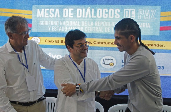 epa10922656 (L-R) Camilo Gonzalez, coordinator delegated by the Colombian Government; Danilo Rueda, High Commissioner for Peace of Colombia; and Andrey Avendano, spokesperson for the FARC Central Gene ...
