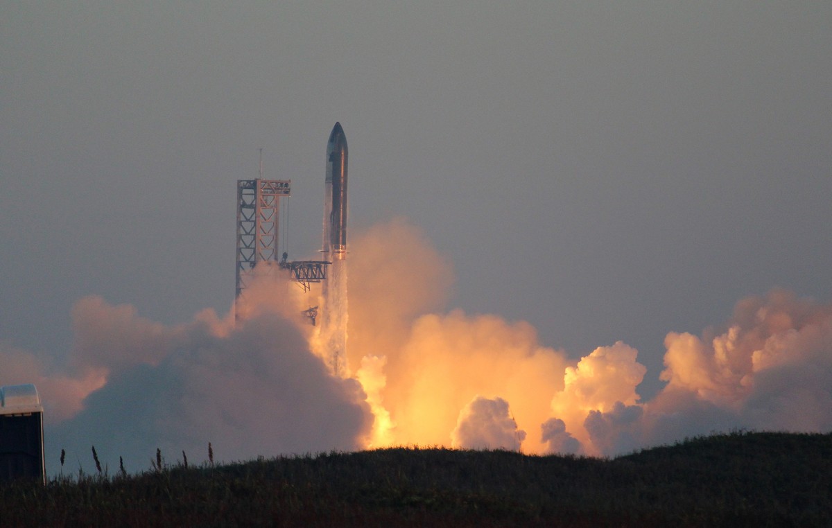 epa10983599 The SpaceX Starship mega rocket takes off, seen from Matamoros, Tamaulipas state, Mexico, 18 November 2023. The second flight test of the uncrewed Starship spacecraft, carried out from Sta ...