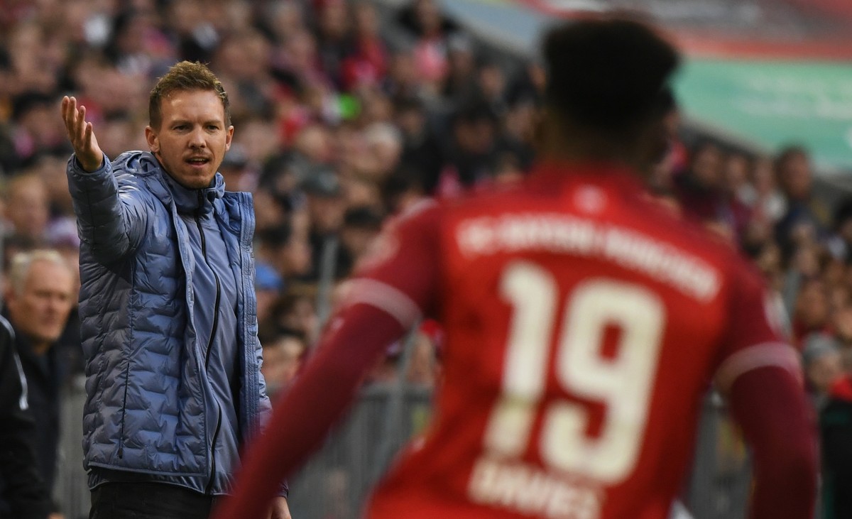 epa09567779 Munich's head coach Julian Nagelsmann gestures during the German Bundesliga soccer match between FC Bayern and SC Freiburg in Munich, Germany, 06 November 2021. EPA/PHILIPP GUELLAND C ...