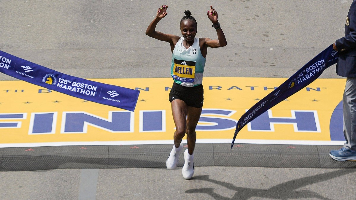 240416 -- BOSTON, April 16, 2024 -- Hellen Obiri of Kenya crosses the finish line during the 2024 Boston Marathon in Boston, the United States, on April 15, 2024. Photo by /Xinhua SPU.S.-BOSTON-MARATH ...