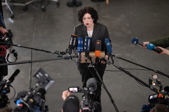 KEYPIX - 23.04.2025, Berlin: Amira Mohamed Ali (BSW), Co-Parteivorsitzende, spricht mit den Unterlagen f�r den Wahleinspruch des BSW f�r die Bundestagswahl in der Hand im Paul-L�be-Haus mit der Presse ...