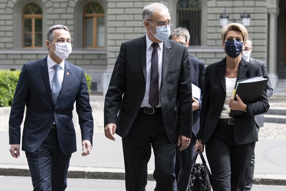 Bundesrat Ignazio Cassis, Bundespraesident Guy Parmelin und Bundesraetin Karrin Keller Sutter, von links, schreiten zu einer Medienkonferenz ueber das Rahmenabkommen mit der EU, am Mittwoch, 26. Mai 2 ...