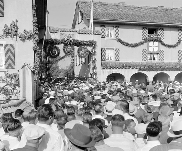 Besucher des 7. Kilchberger Schwinget warten darauf, in das Festgelände auf dem Hof «Uf-Stocken» eingelassen zu werden (Aufnahme von 1962).&nbsp;