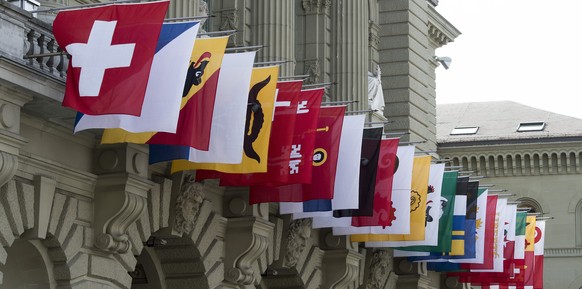 Kantonswappen hängen am Bundeshaus: Die Schweiz bereitet sich auf den Staatsbesuch vor.