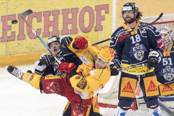 Zugs Dominic Lammer, links, im Spiel gegen Langnaus Christopher DiDomenico, zweiter von links, waehrend dem Eishockey-Qualifikationsspiel der National League A zwischen dem EV Zug und den SCL Tigers,  ...