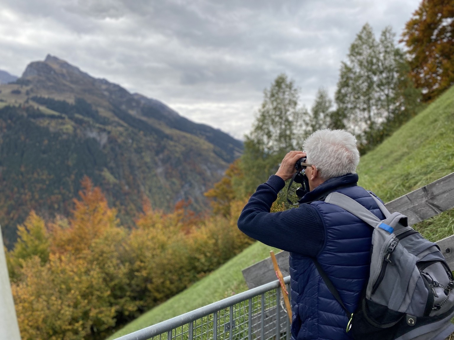 Tierexperte Andreas Moser, bekannter Kultmoderator der SRF-Sendung «Netz Natur» auf einer Begehung zum Thema Wolf in Matt, Kanton Glarus.