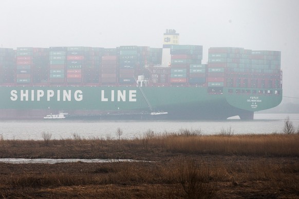 epa05145056 The tanker ship 'DresdenII' pumps fuel from the container ship 'CSCL Indian Ocean' on the Elbe river on a foggy day near Stade, Germany, 05 February 2016. The salvaging of the 400 meter lo ...