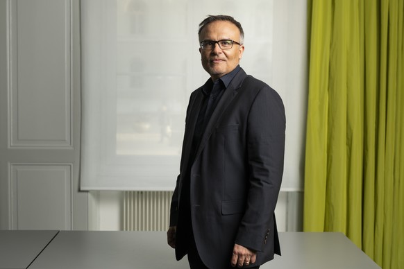 Dan Staner, Vizepraesident und Europachef von Moderna posieren fuer ein Portrait nach einer Medienkonferenz, an der sie ueber die Lieferung von Impfdosen und die laufende Impfkampagne informiert haben ...