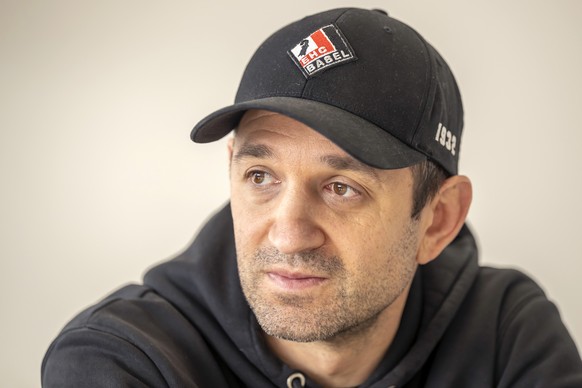 Trainer Eric Himelfarb an einer Medienkonferenz des EHC Basel, in Basel, am Mittwoch, 12. November 2025. Kevin Schlaepfer bleibt beim EHC Basel, der Vertrag mit Headcoach Eric Himmelfarb wird verlaeng ...
