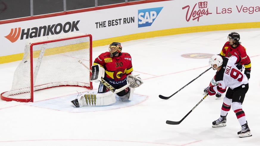 New Jersey Devils Taylor Hall, second-right, scores a goal (3-2) against Berns goalkeeper Leonardo Genoni, left, next to Berns Eric Blum, right, during a NHL friendly game between Switzerland&#039;s S ...