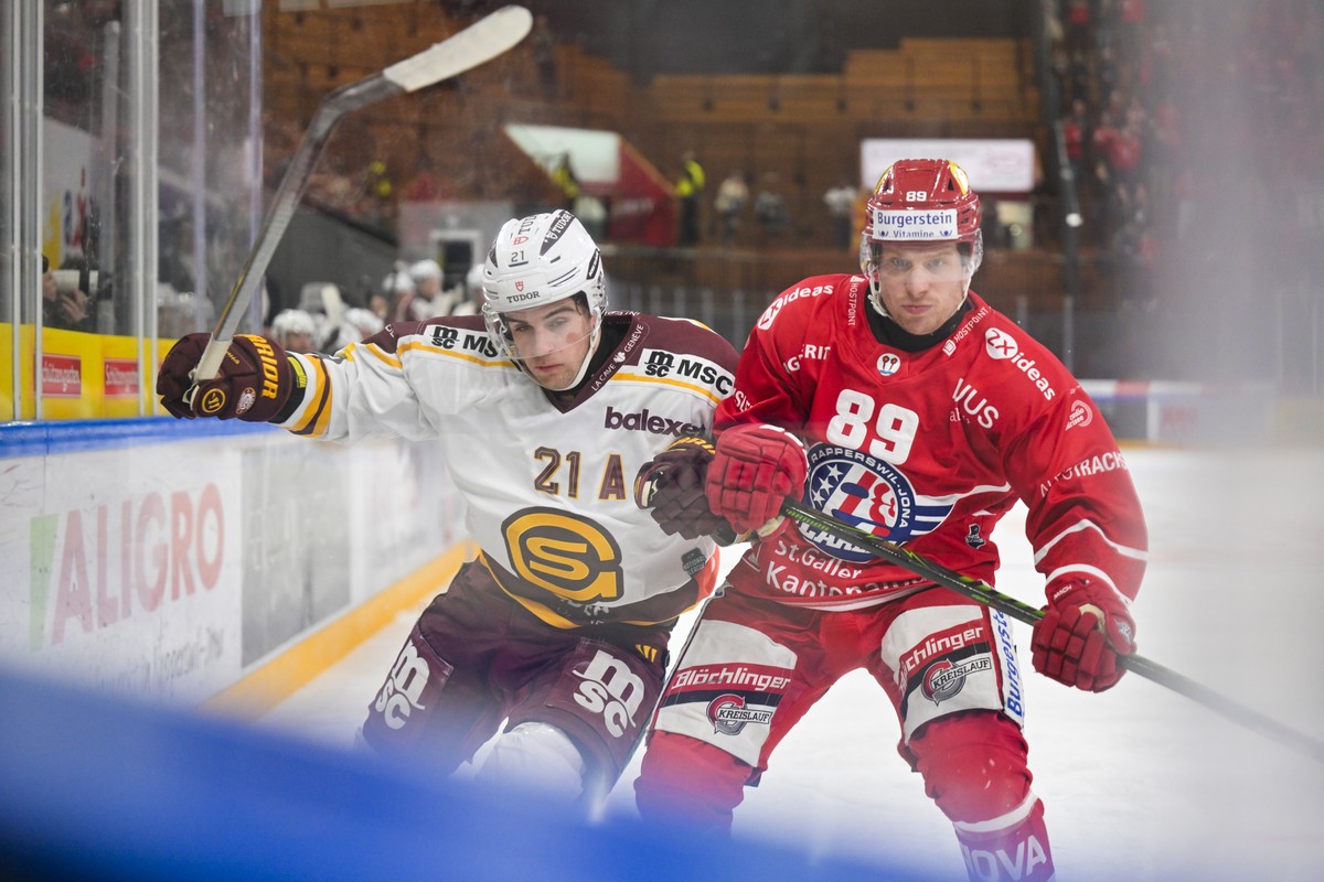 Tim Berni (GSHC), links, gegen Dominic Lammer (SCRJ) im Eishockeyspiel der National League zwischen den Rapperswil-Jona Lakers (SCRJ) und dem Geneve-Servette (GSHC), am Dienstag, 24. Februar 2026, in  ...